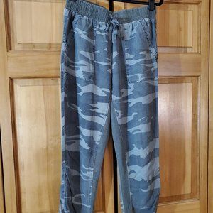 Splendid camo joggers